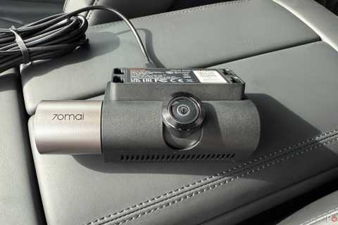 70mai 4K t800 Dash cam on a seat. 