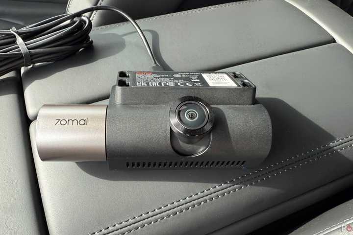 70mai 4K t800 Dash cam on a seat. 