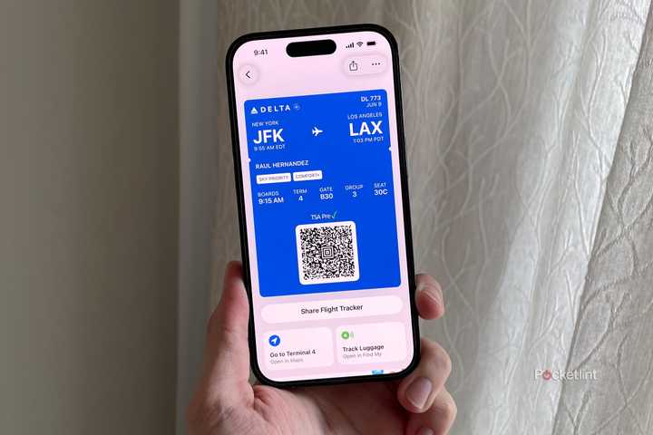 Apple Wallet iOS 26 boarding pass.