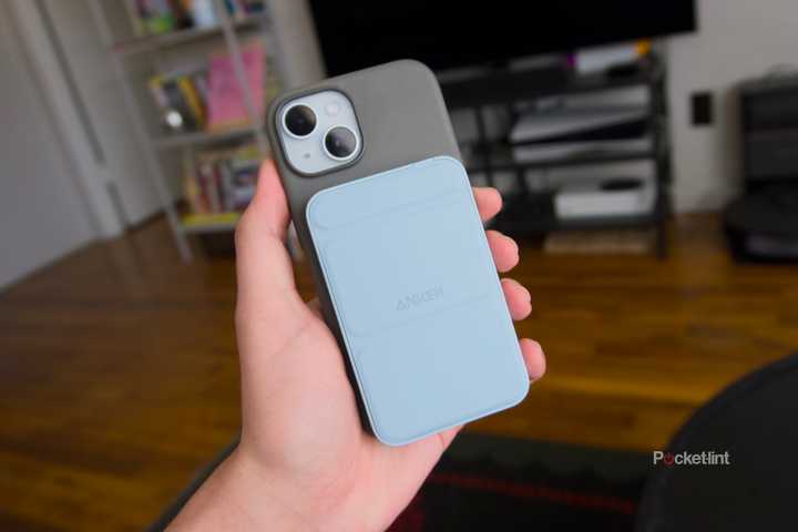 A blue Anker Magnetic Battery attached to an iPhone 15.