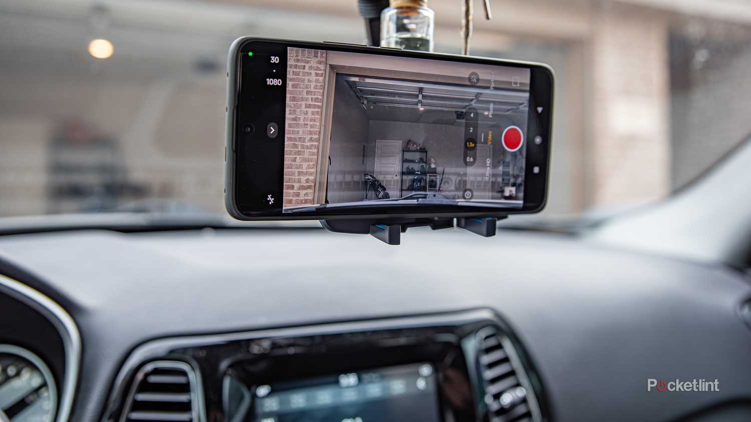 A still photo of the Lounge-IT phone mount in dash cam mode. 