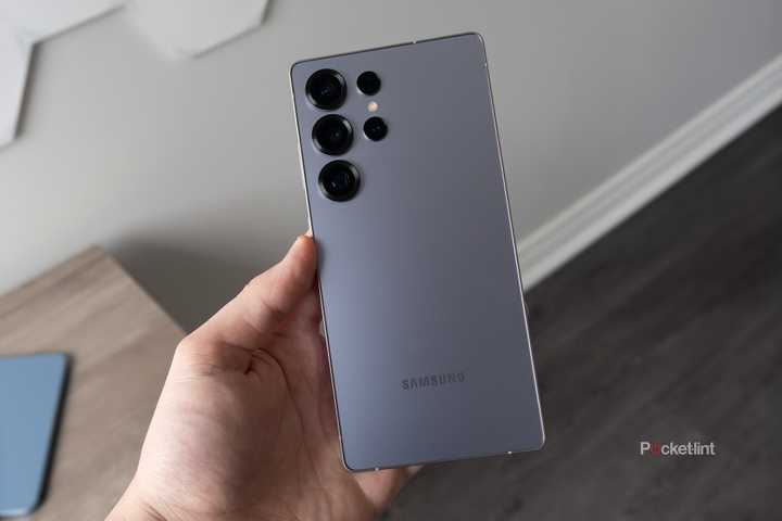 Galaxy S25 Ultra back in hand. 