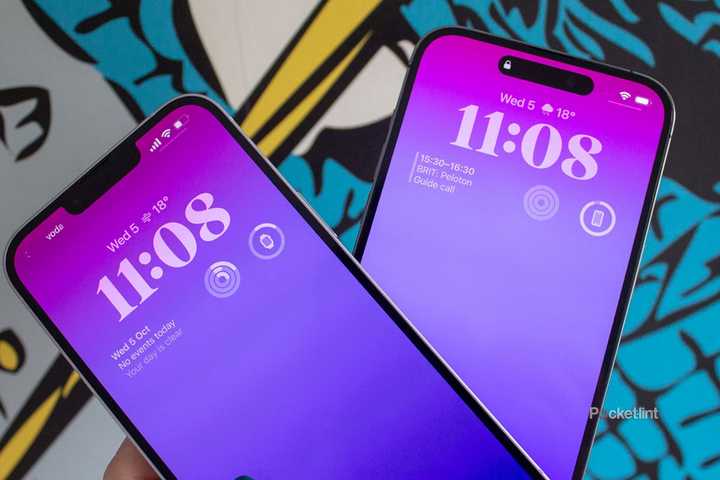 iPhone 14 and iPhone 14 Pro next to each other