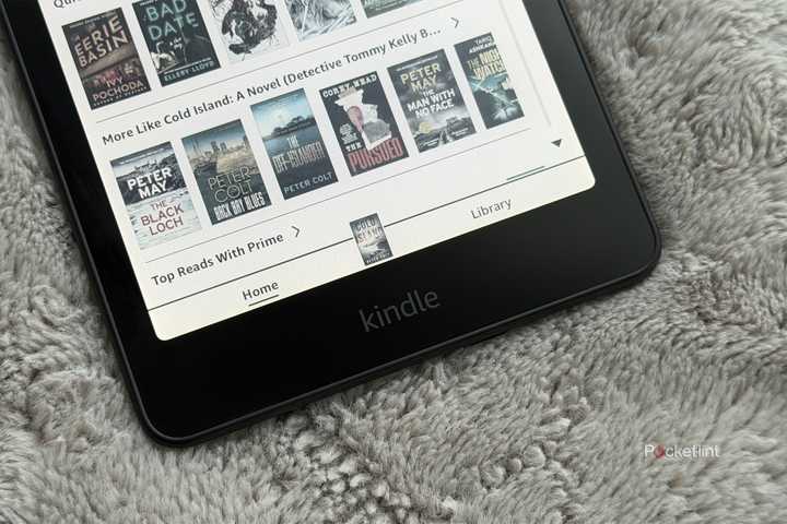 Kindle Colorsoft on a blanket.