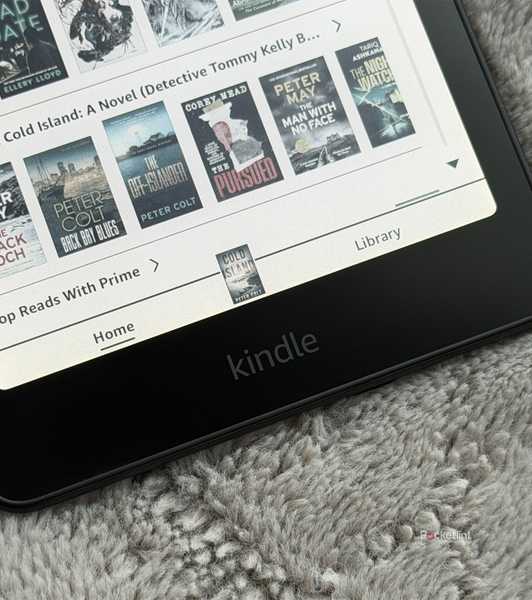 Kindle Colorsoft on a blanket.