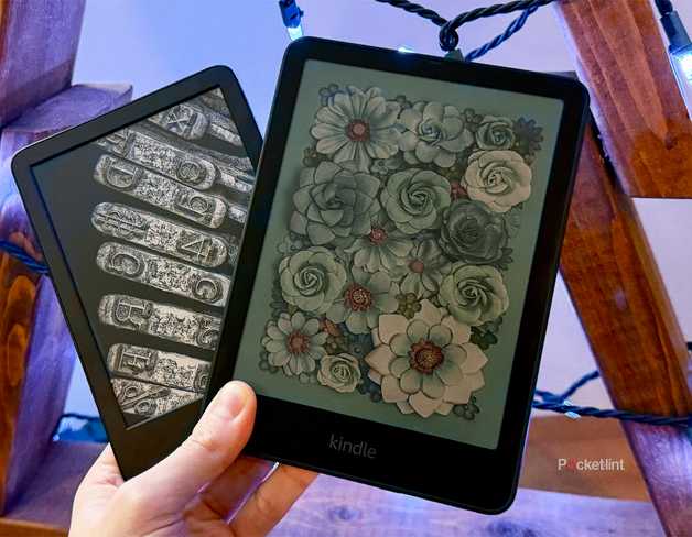 Person holding Kindle and Kindle Colorsoft.