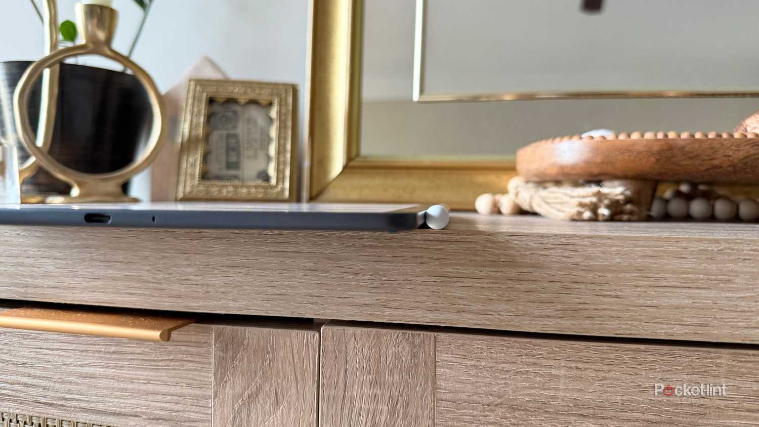 kindle-scribe-colorsoft-pen-side