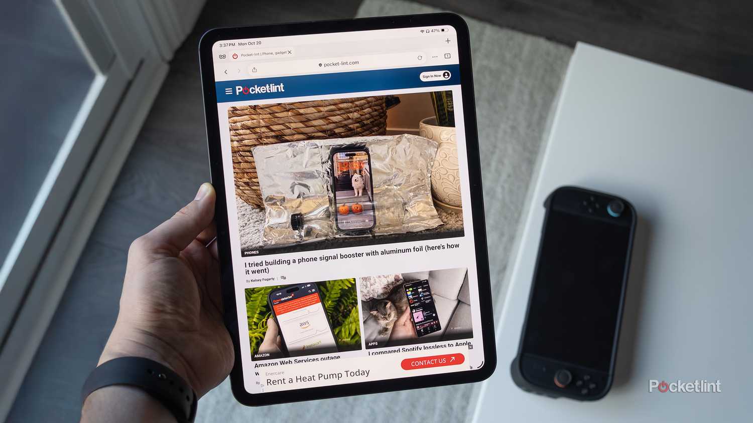 The M5 iPad Pro with Pocket-lint on it.