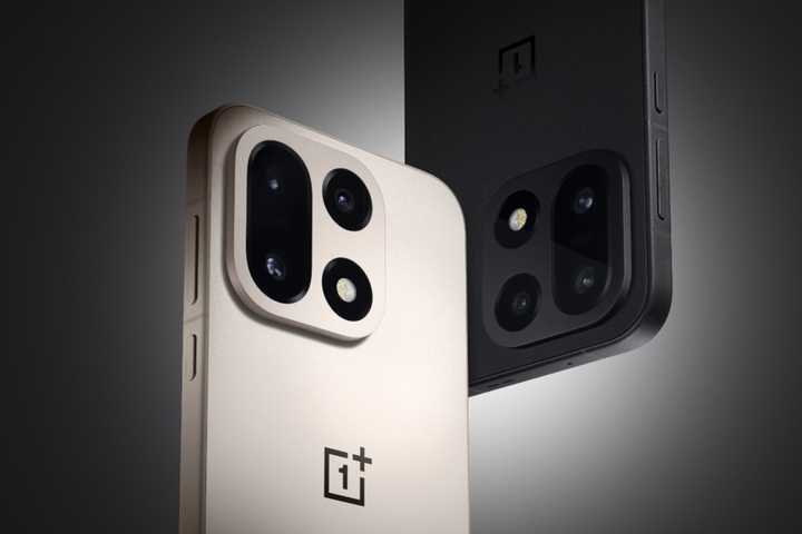 OnePlus 15 in sandstorm and black.