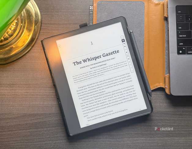 A Kindle Scribe and banker's lamp. 