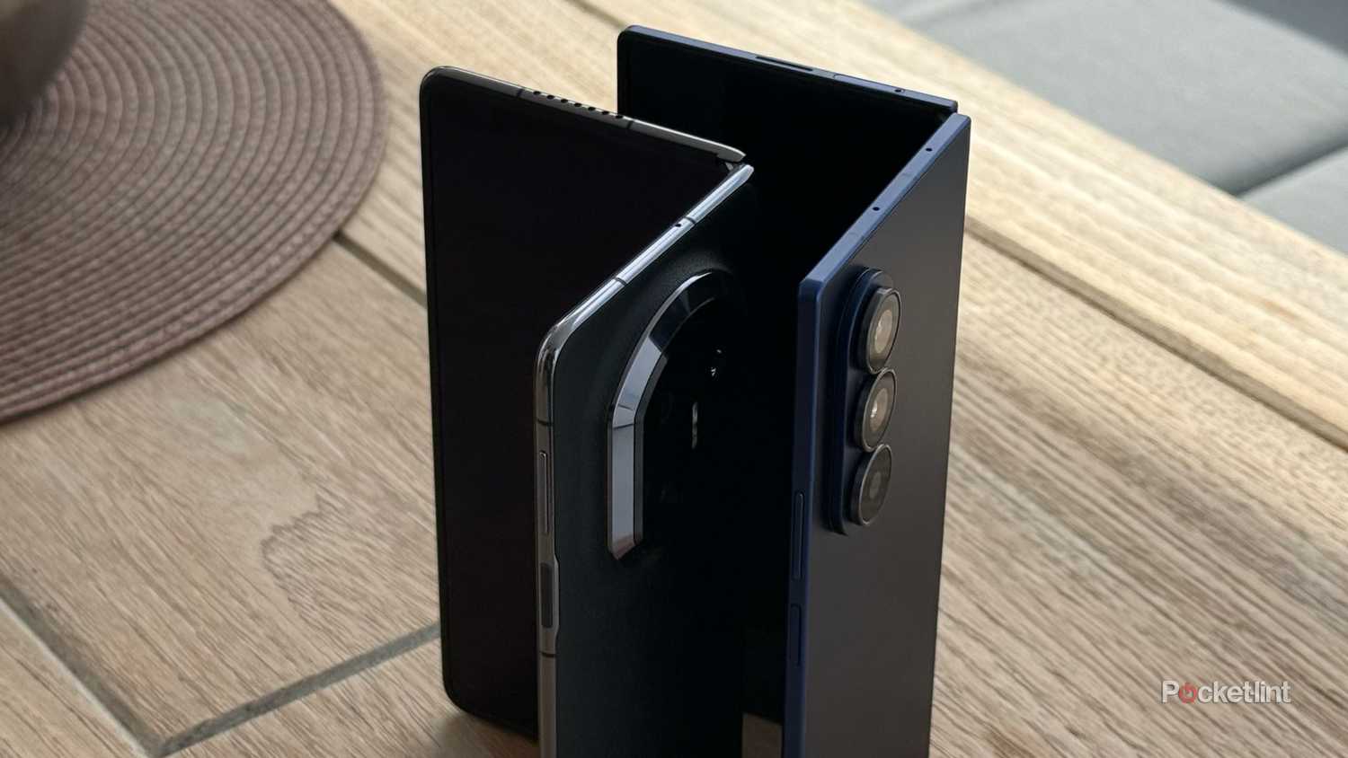Difference between Galaxy Z Fold 7 and Huawei Mate X7's thickness
